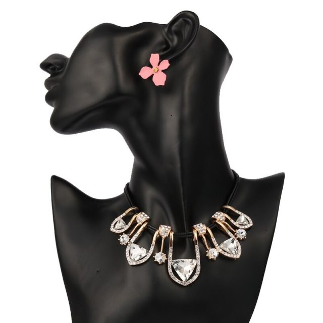 LEADERBEADS 2019 New Women’s Luxury Geometric Leather Chain Choker Necklace For Wedding Gift Jewlery Crystal Elegant Pendant