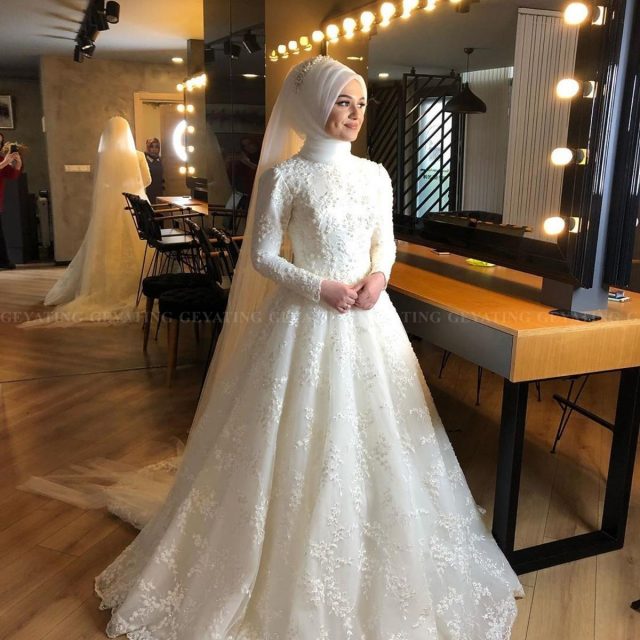2020 Elegant Off White Islamic Muslim Wedding Dress with Hijab Long Sleeves High Neck Pearls Lace Arabic Bridal Gowns in Dubai