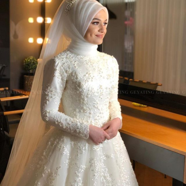 2020 Elegant Off White Islamic Muslim Wedding Dress with Hijab Long Sleeves High Neck Pearls Lace Arabic Bridal Gowns in Dubai