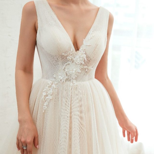 Elegant Wedding Dress V neck Backless Tulle Applique Lace Up A-Line Lace Bridal Ball Gowns