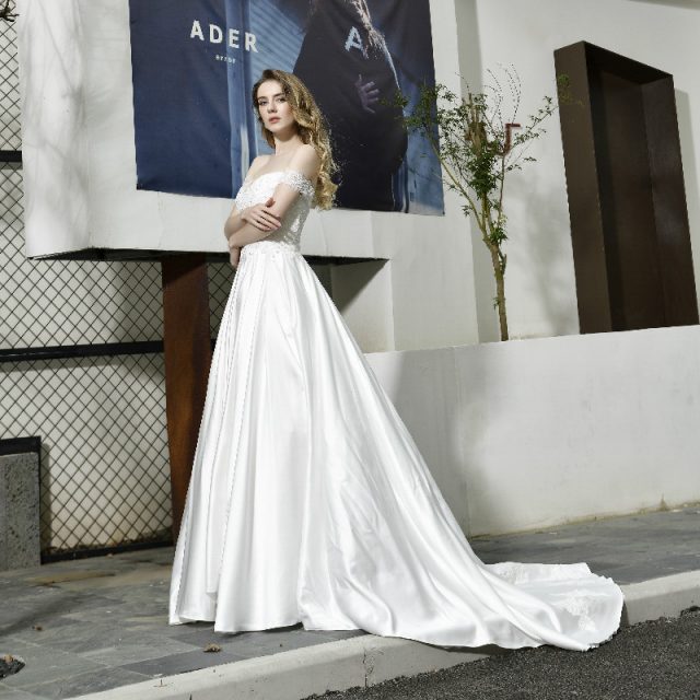 Elegant Off Shoulder Wedding Dress Lace Vintage Satin backless Applique Sequins A-line Bridal Gown