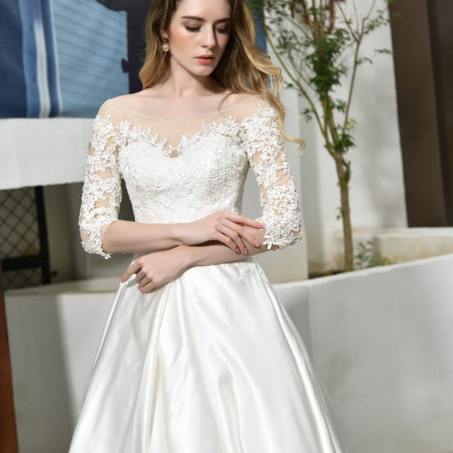 Elegant simple Wedding Dress Lace Applique Satin O-Neck Half-sleeves backless lace up Bridal Gown