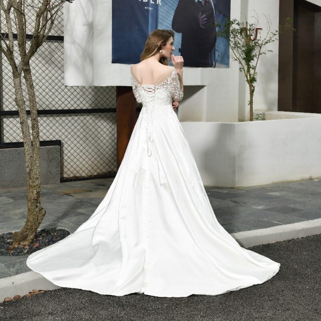 Elegant simple Wedding Dress Lace Applique Satin O-Neck Half-sleeves backless lace up Bridal Gown