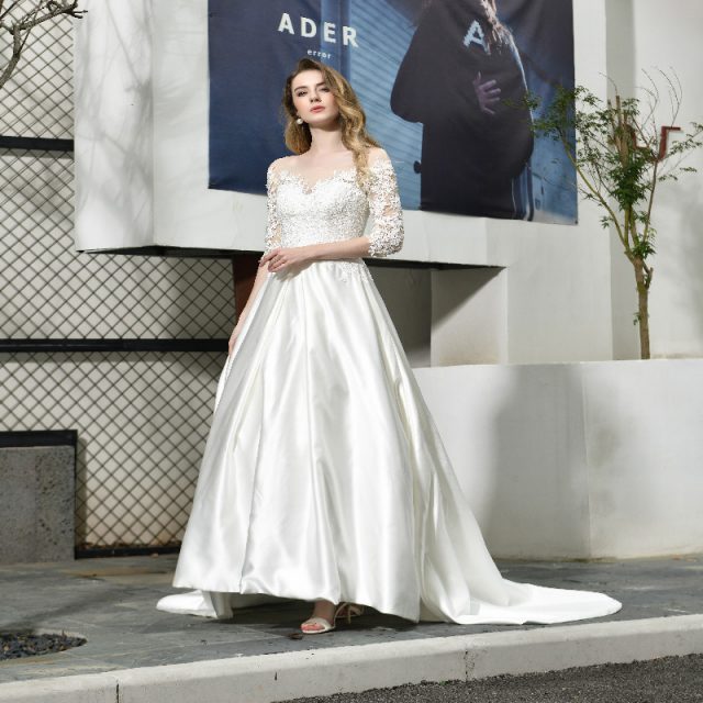 Elegant simple Wedding Dress Lace Applique Satin O-Neck Half-sleeves backless lace up Bridal Gown