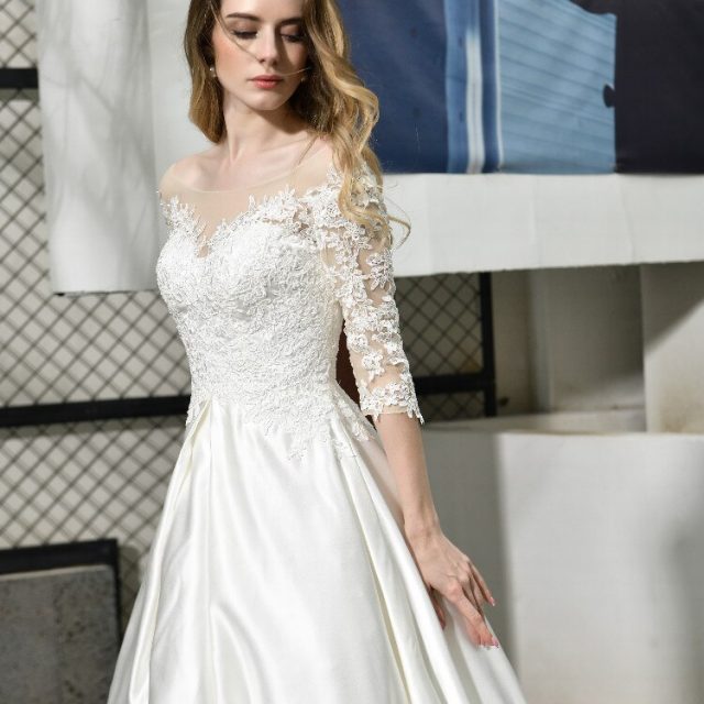 Elegant simple Wedding Dress Lace Applique Satin O-Neck Half-sleeves backless lace up Bridal Gown